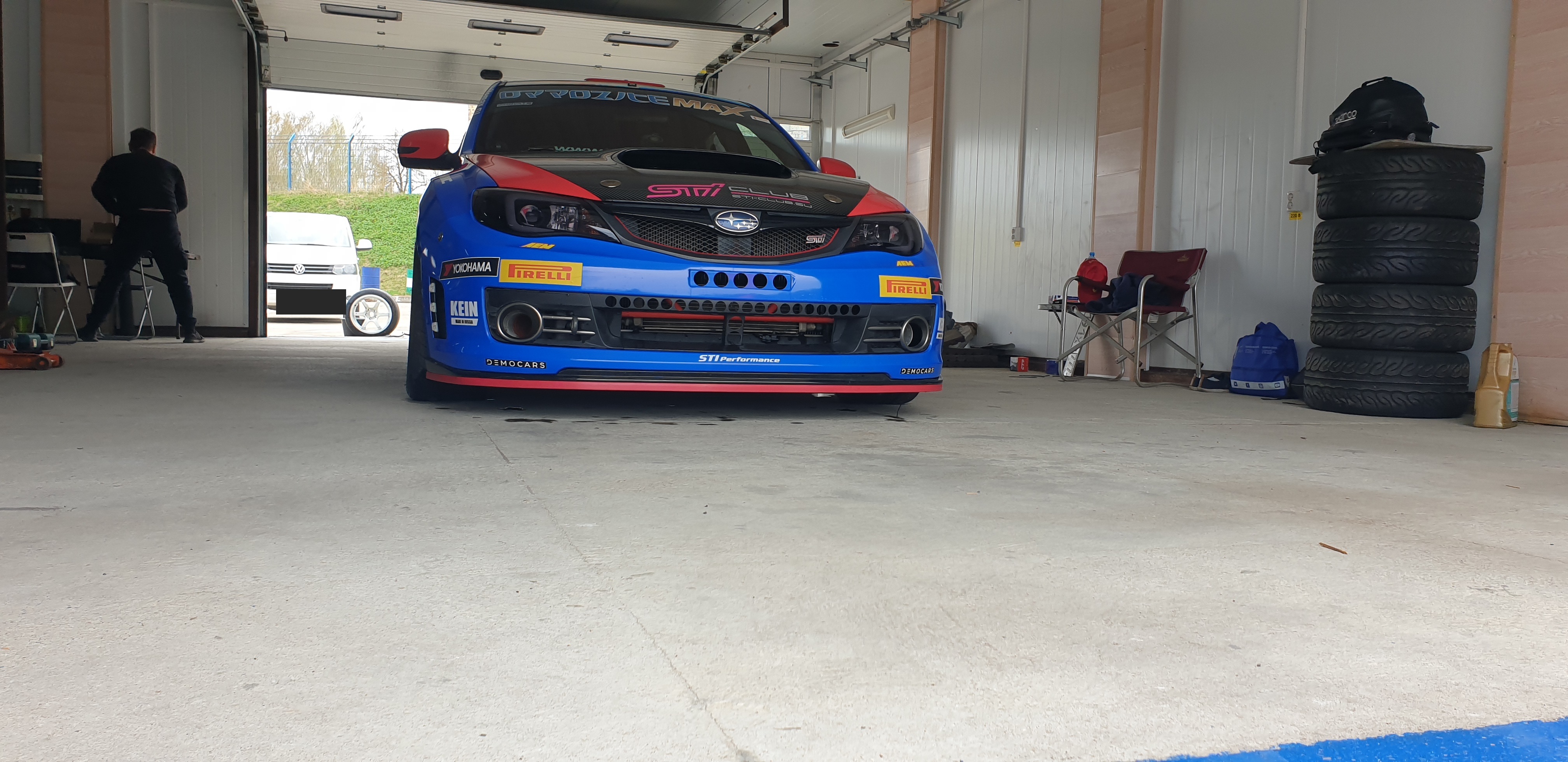 Синяя Impreza III в подготовке