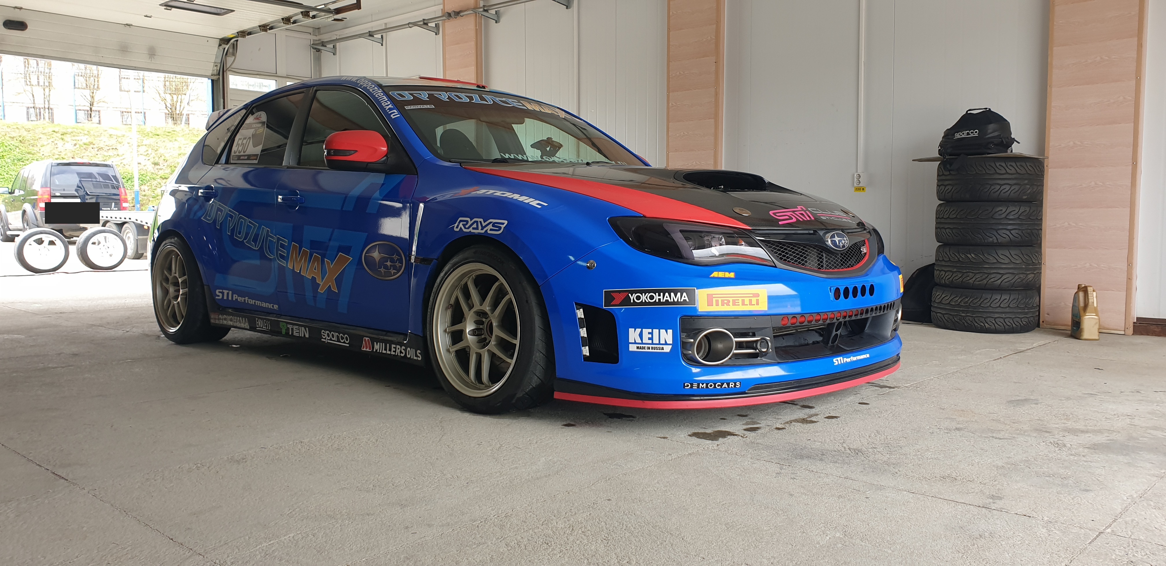 Синяя Impreza III перед выездом