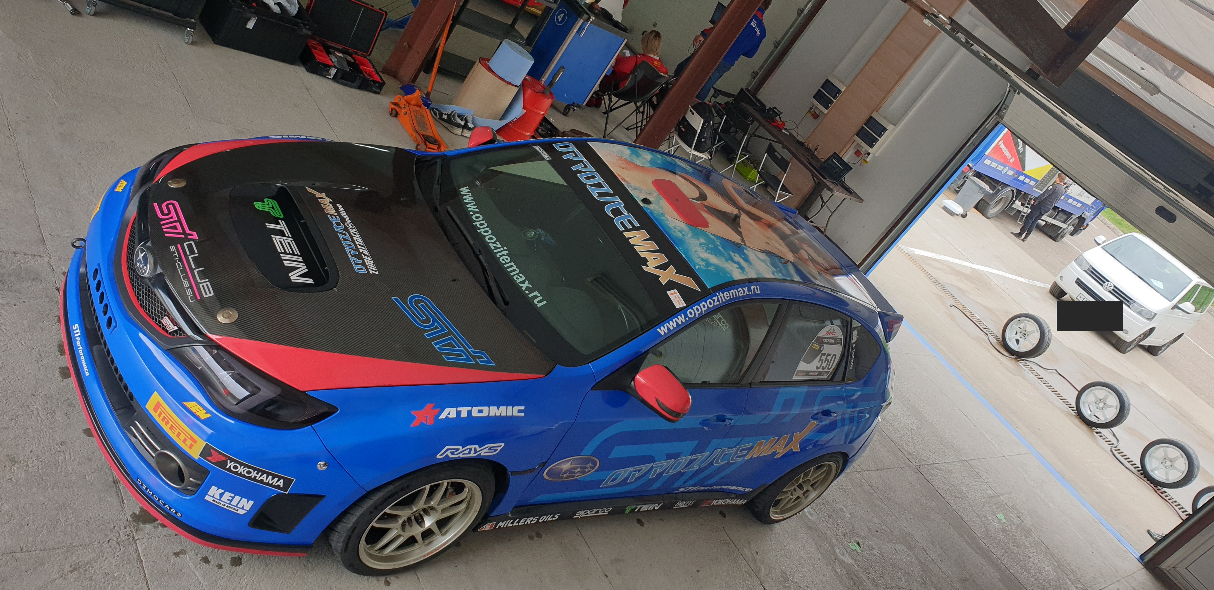 Синяя Impreza III в технической зоне