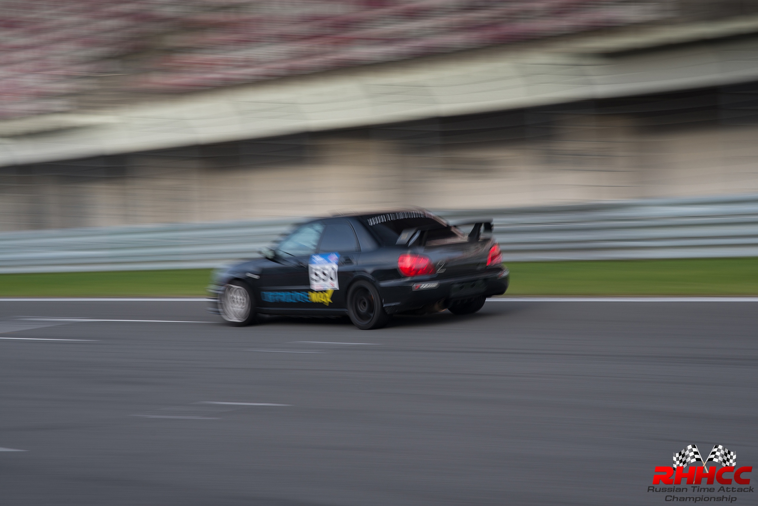 Чёрная Subaru Impreza II на трассе