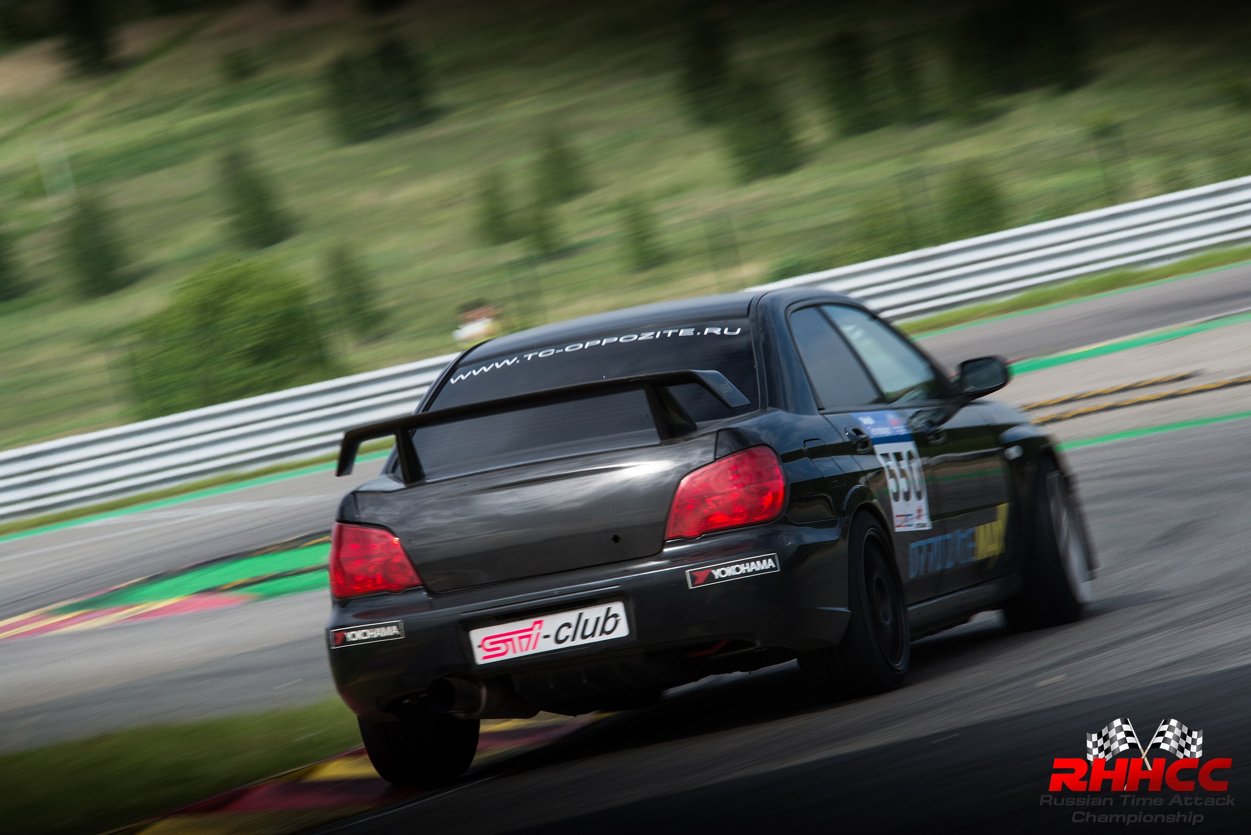 Чёрная Subaru Impreza II на трассе