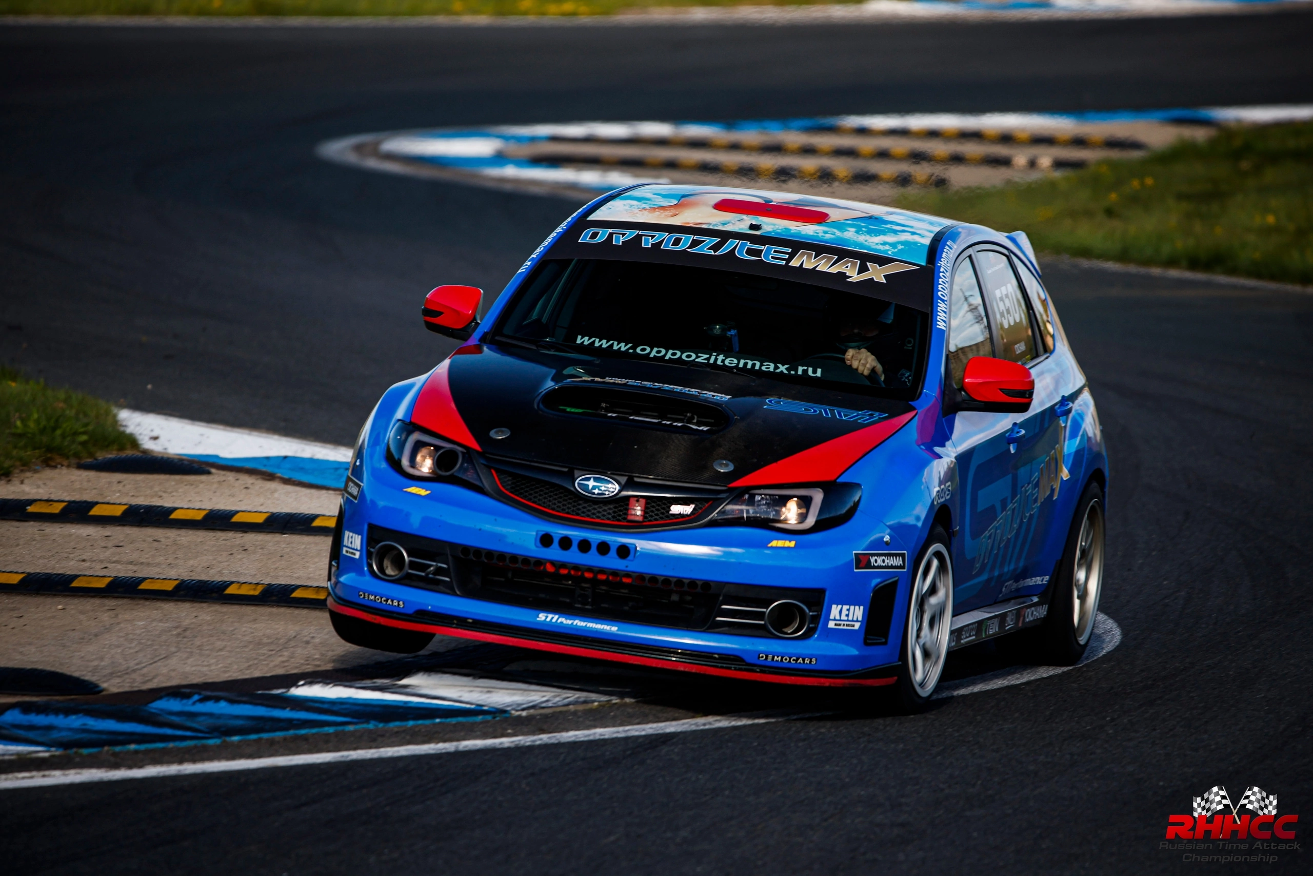 Синяя Subaru Impreza III на гоночной трассе