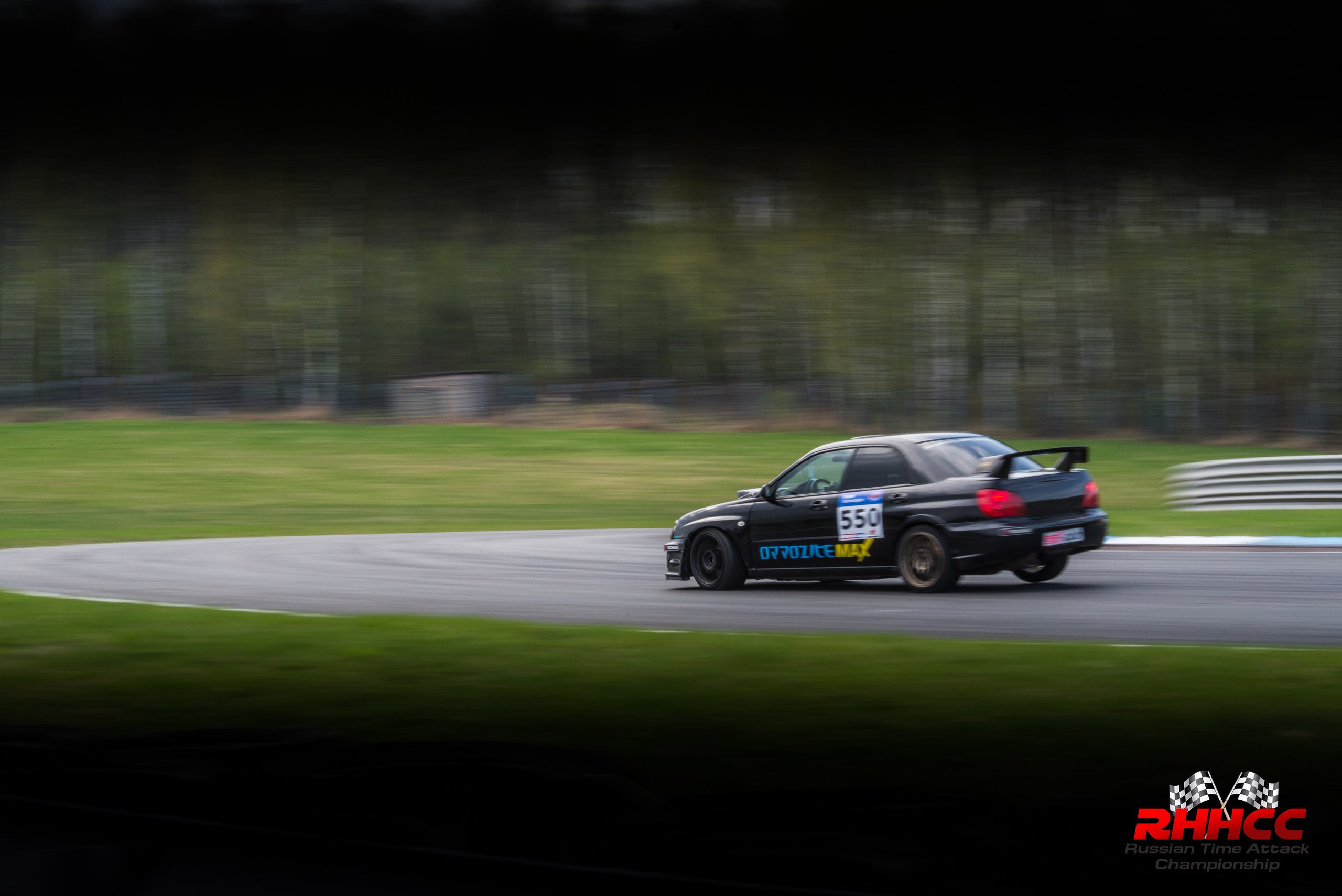 Чёрная Subaru Impreza II на скоростном проходе