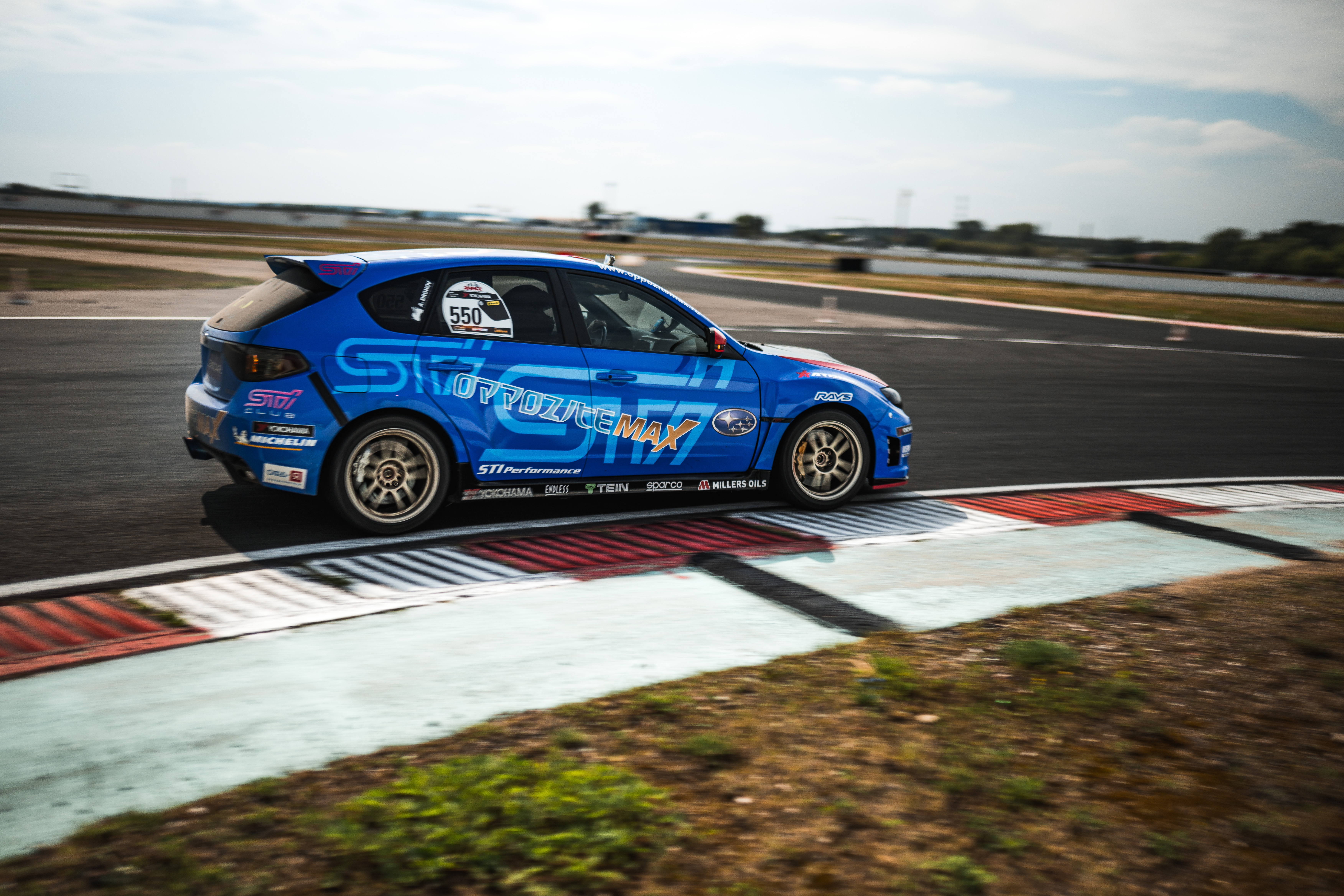 Синяя Impreza III на поребрике