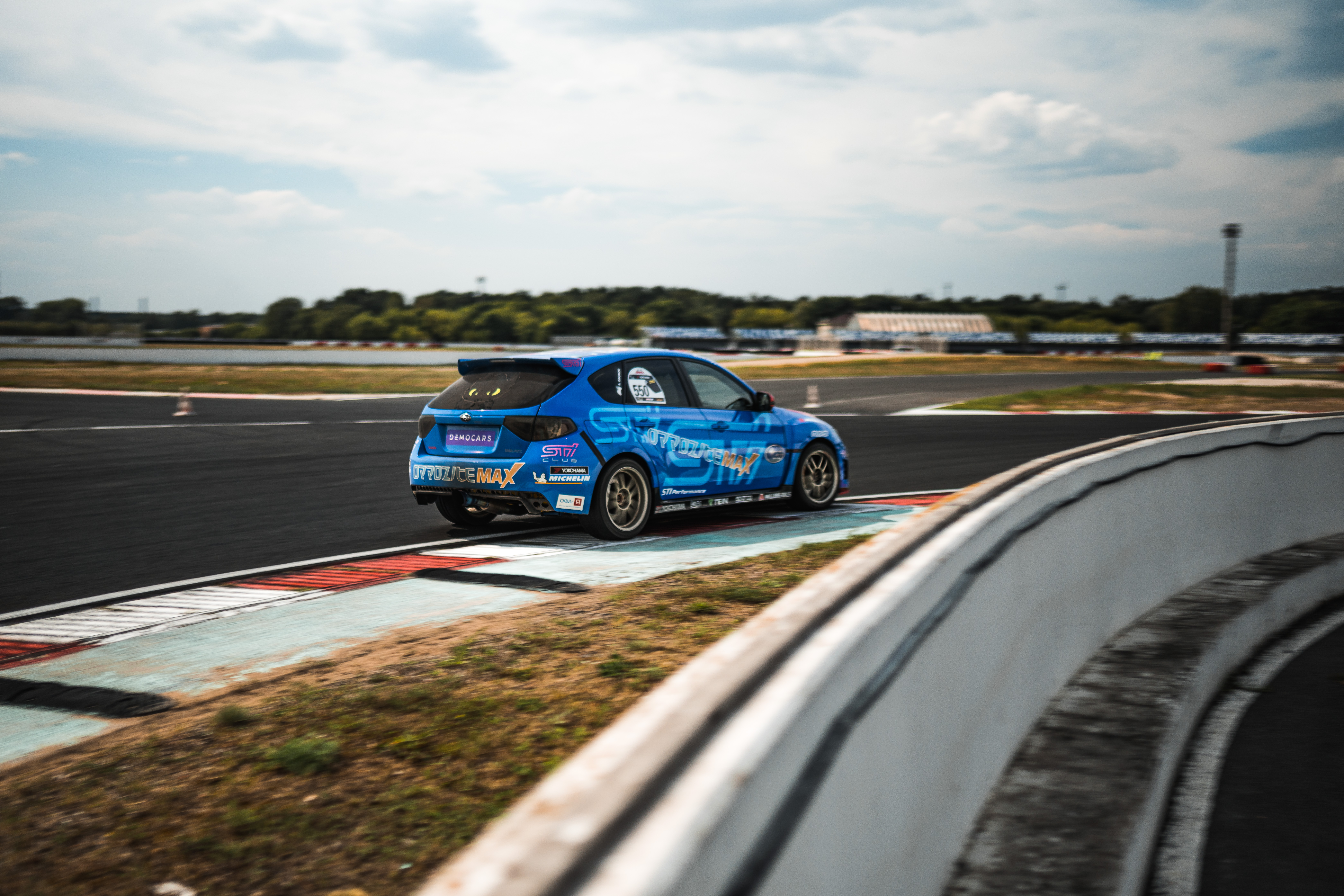 Синяя Impreza III выходит из поворота