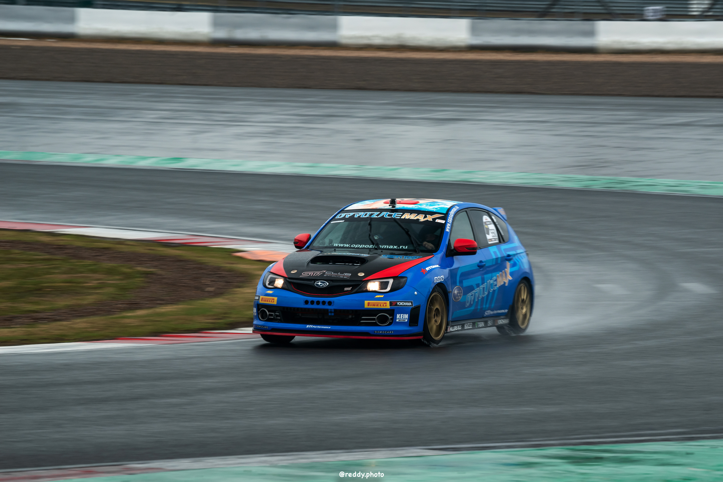 Синяя Impreza III на мокрой трассе