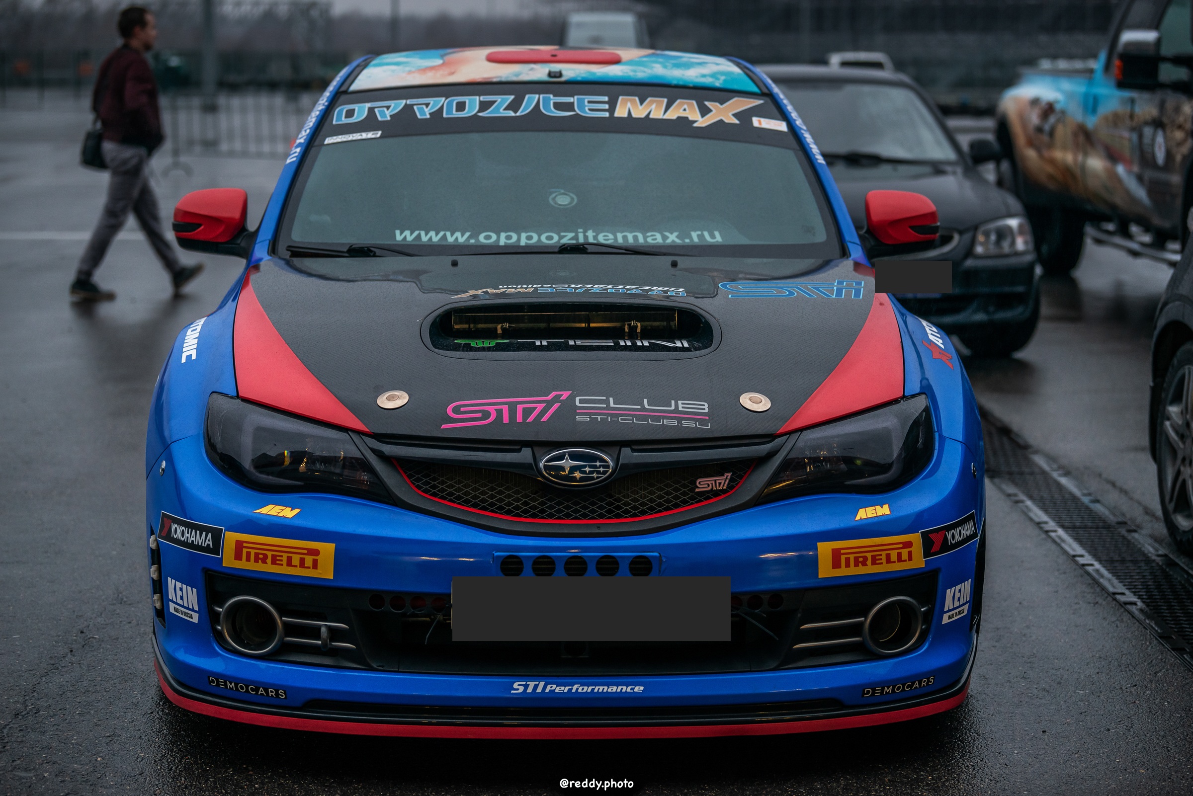 Синяя Impreza III перед стартом