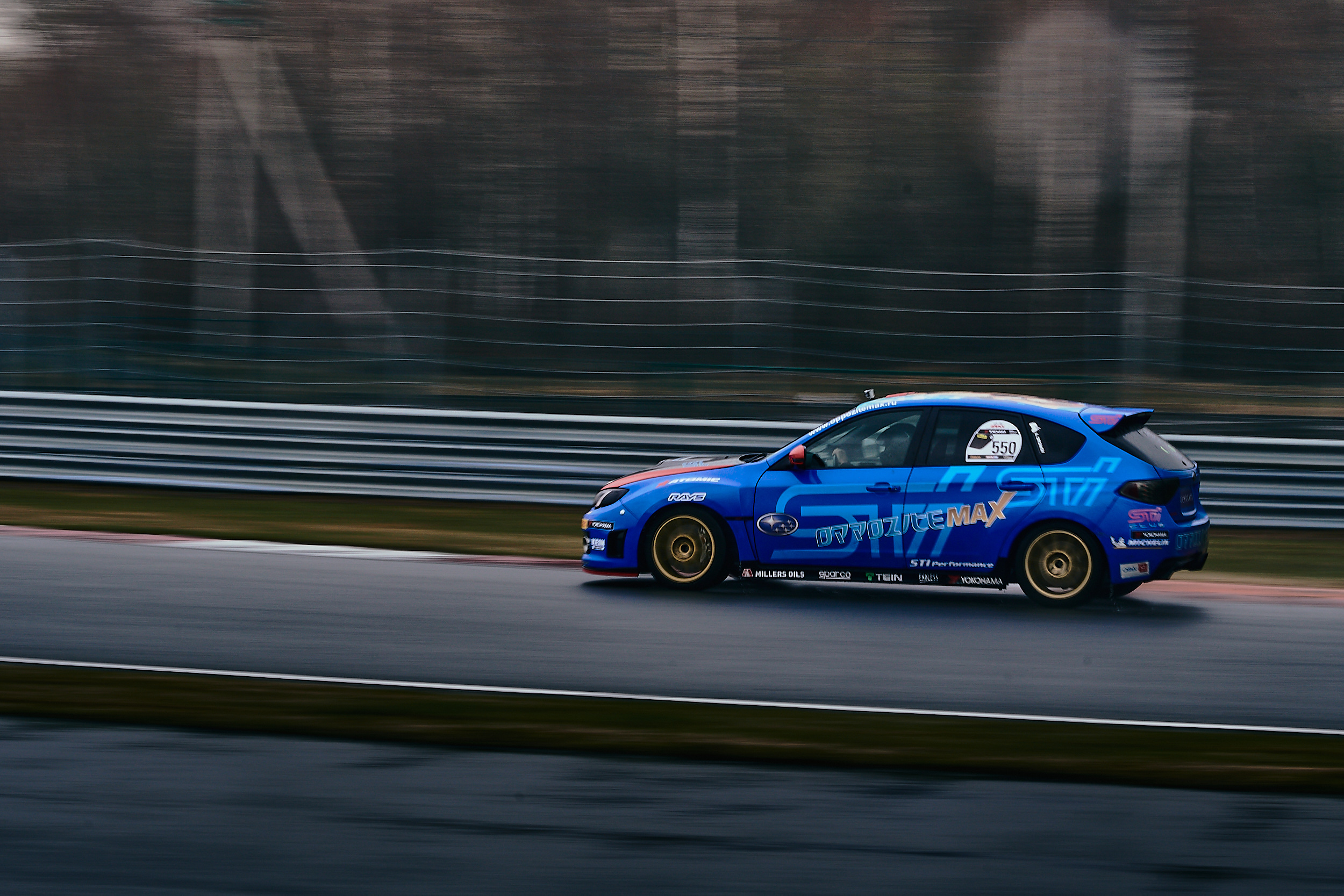 Синяя Impreza III на скоростном проходе