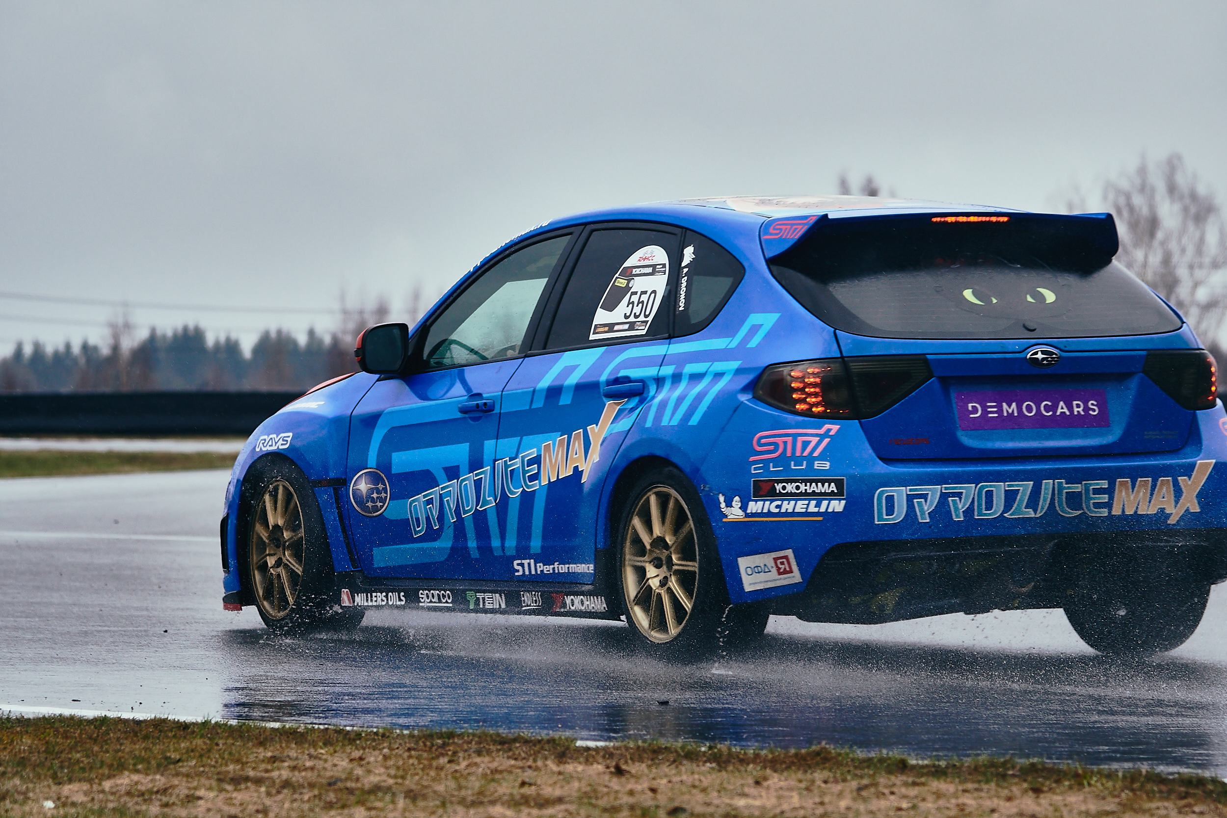 Синяя Impreza III на мокрой трассе