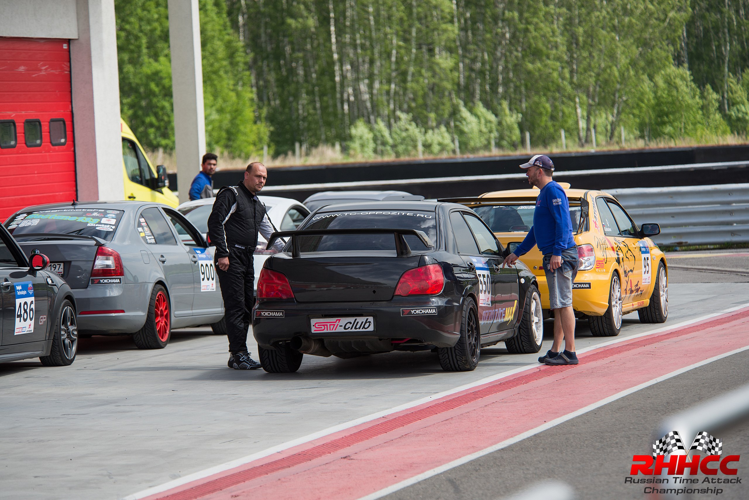 Чёрная Subaru Impreza II в боксах