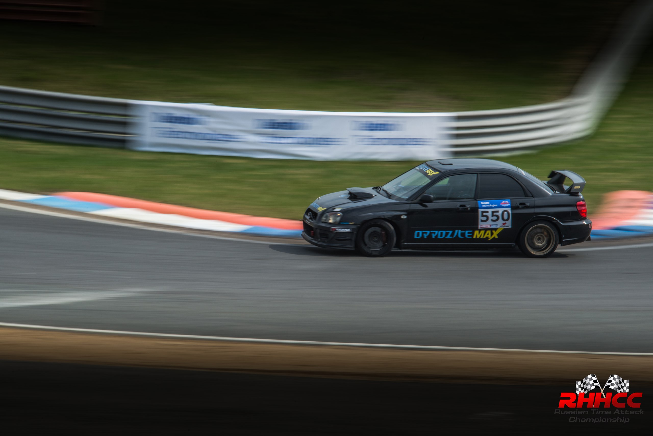 Чёрная Subaru Impreza II в движении