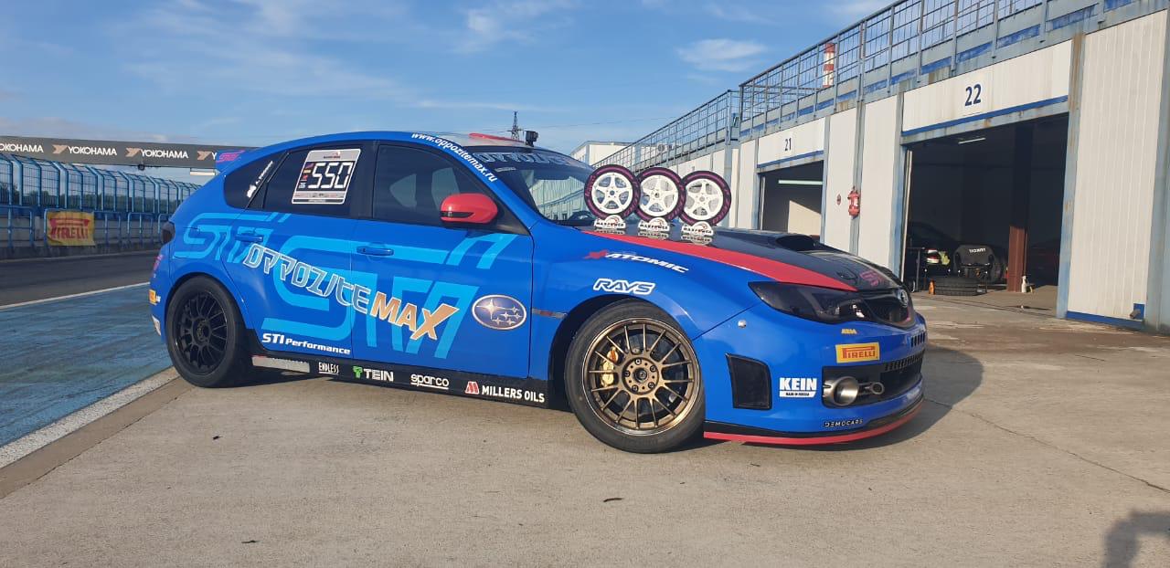 Синяя Impreza III в паддоке