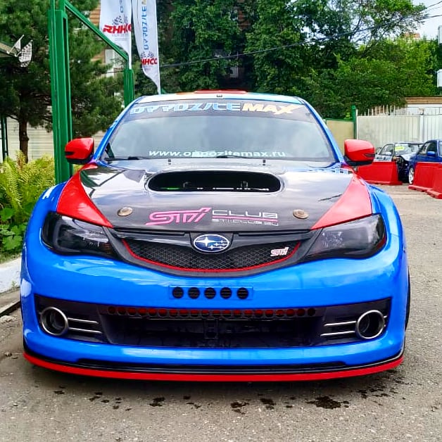 Синяя Impreza III перед трассой