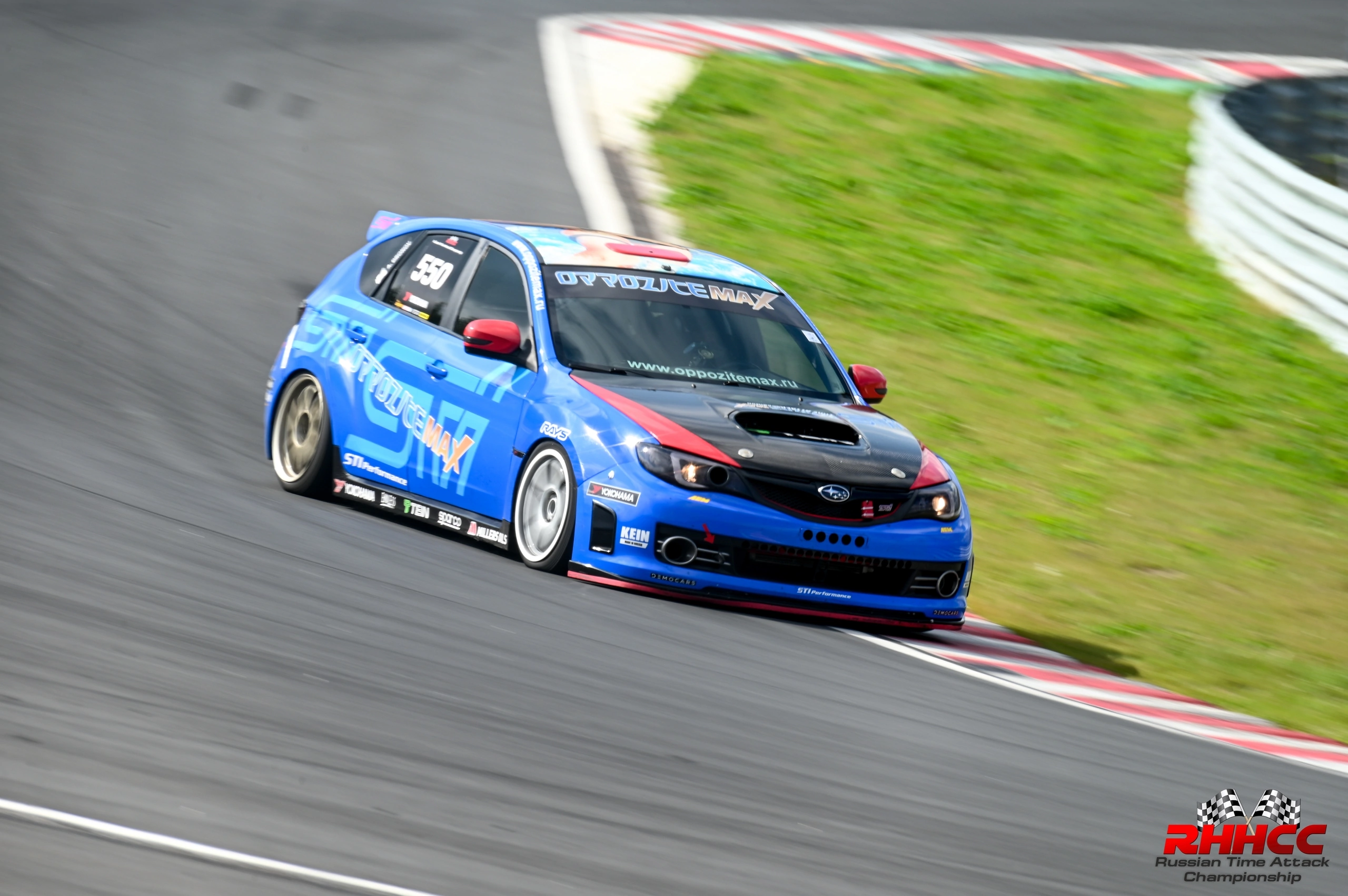 Синяя Impreza III на поребрике