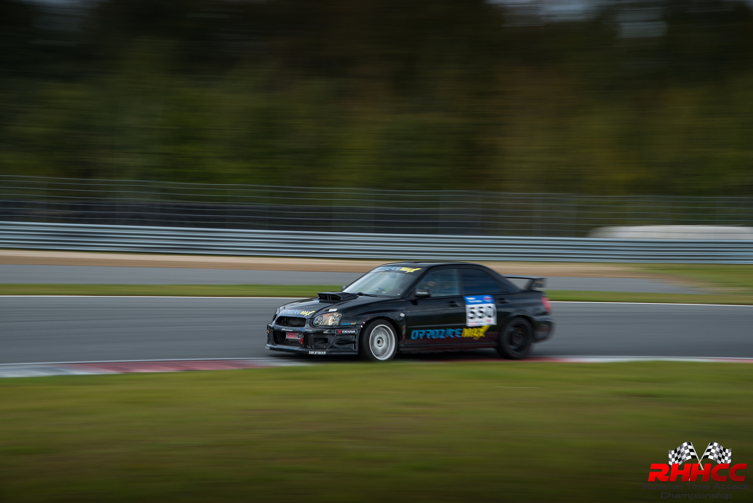Чёрная Subaru Impreza II в движении