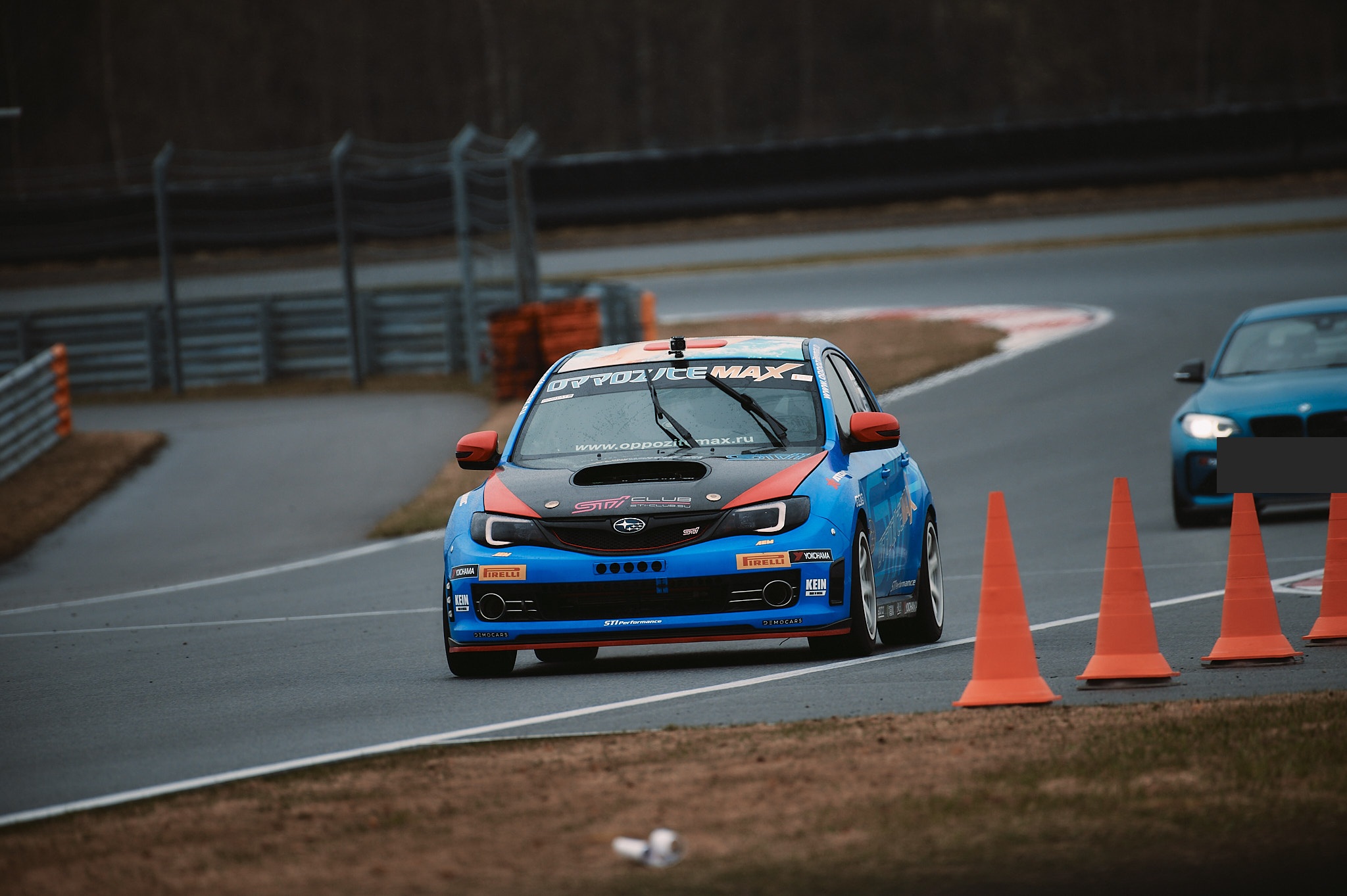 Синяя Impreza III на тренировочном заезде
