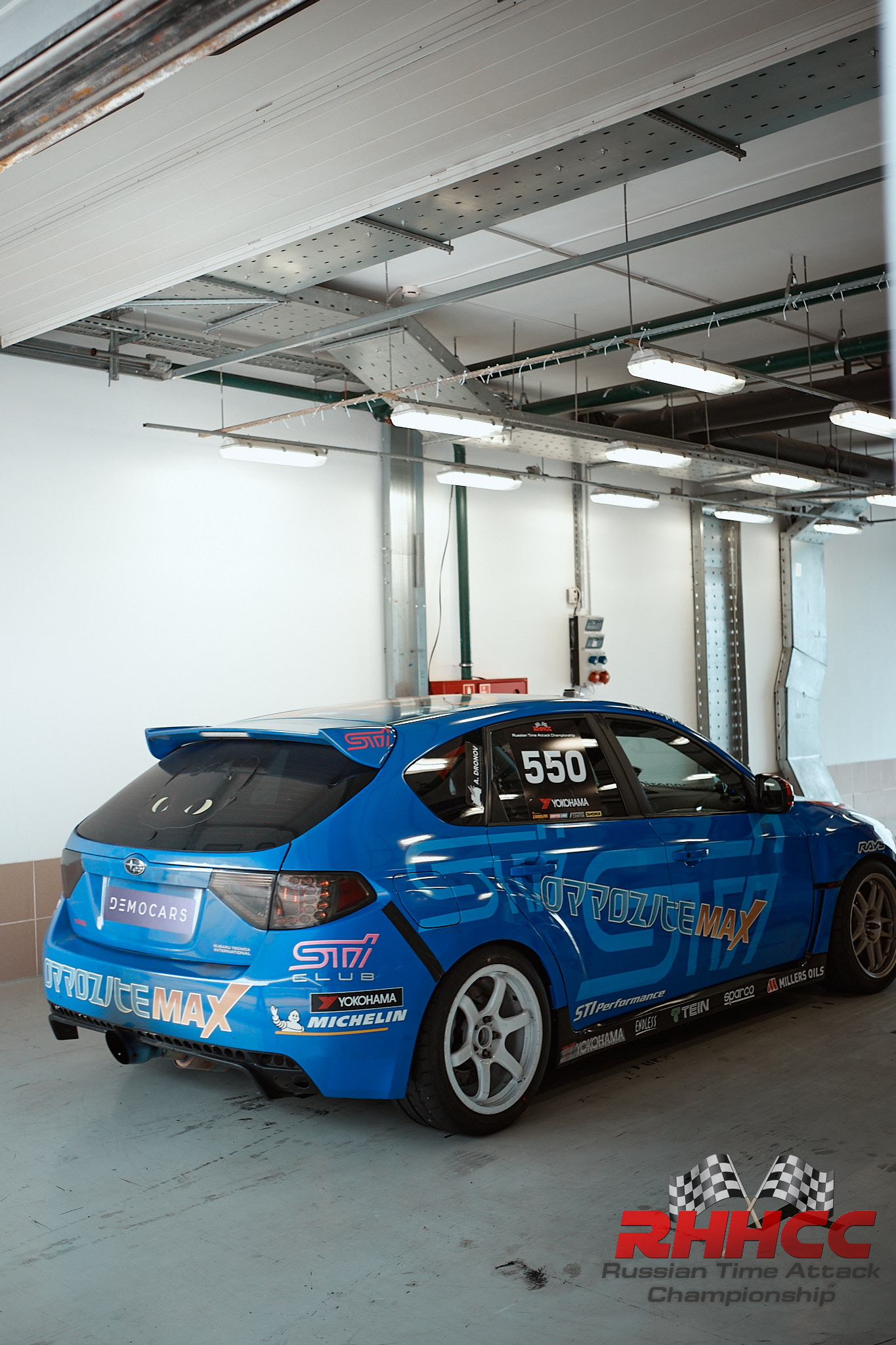 Синяя Impreza III в боксах