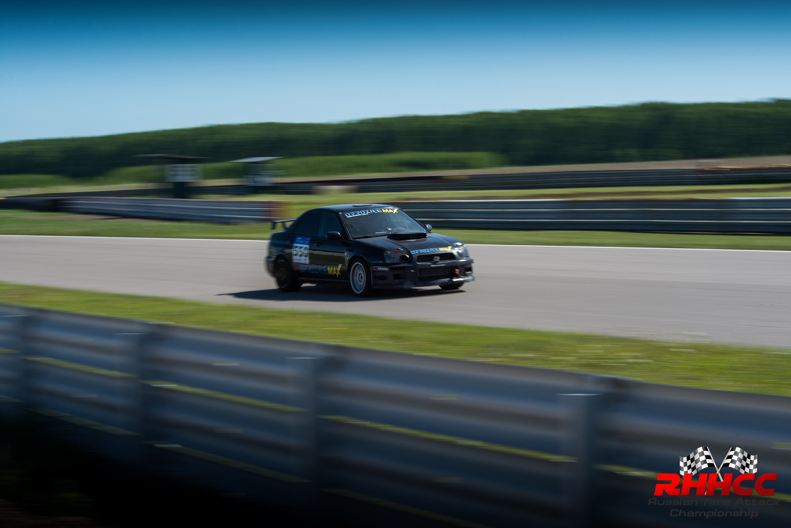 Чёрная Subaru Impreza II на автодроме