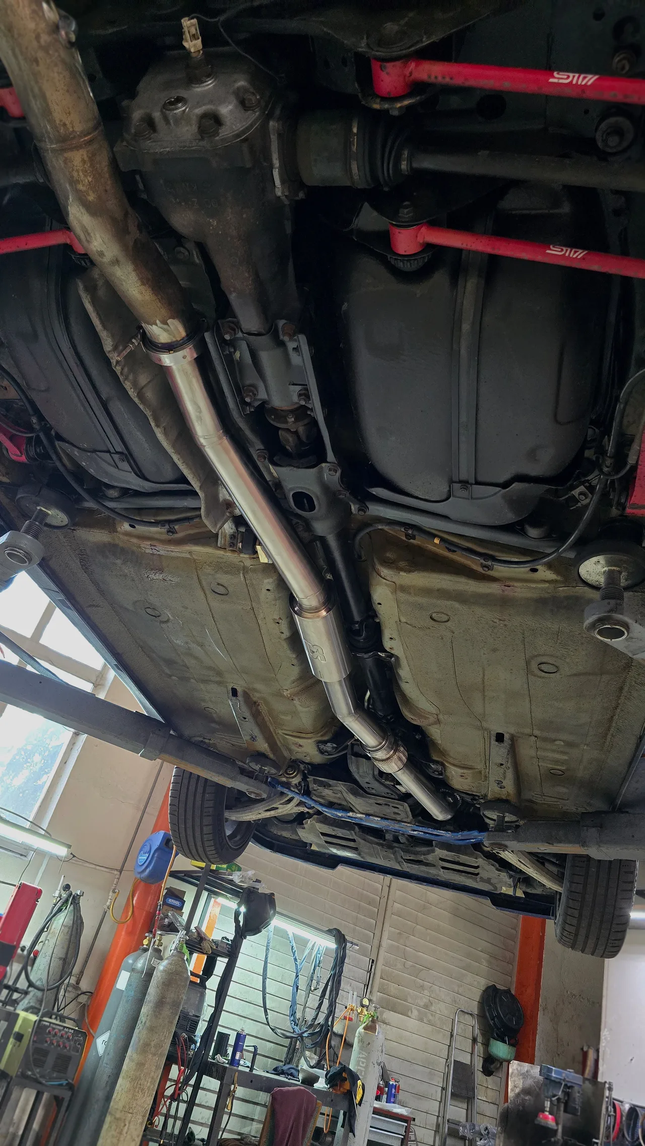 Приёмная труба (даунпайп) и средняя часть с резонатором — Subaru Impreza WRX STI · 1998–2000 · GC8. Фото 13
