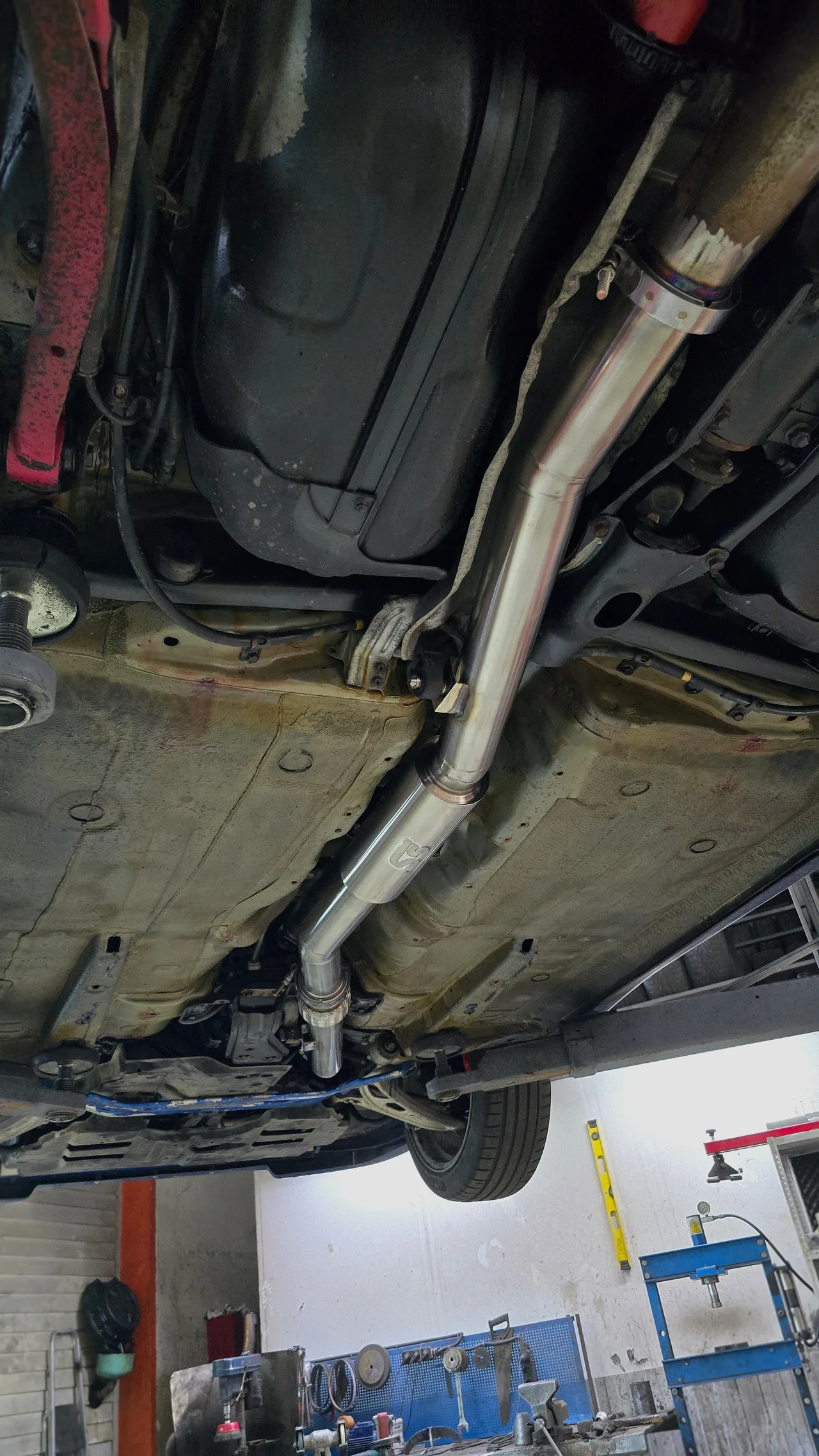 Приёмная труба (даунпайп) и средняя часть с резонатором — Subaru Impreza WRX STI · 1998–2000 · GC8. Фото 7