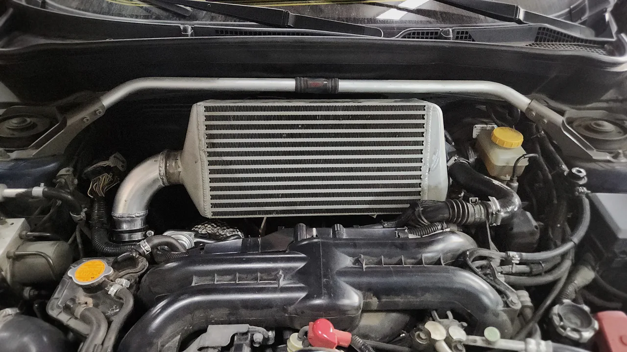 Приёмная труба (даунпайп), интеркулер Process West и Heatshield — Subaru Forester · 2008–2013 · SH · S-edition · VF49. Фото 15