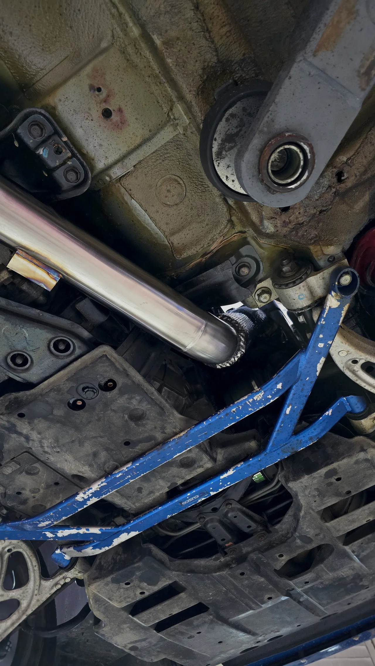 Приёмная труба (даунпайп) и средняя часть с резонатором — Subaru Impreza WRX STI · 1998–2000 · GC8. Фото 9
