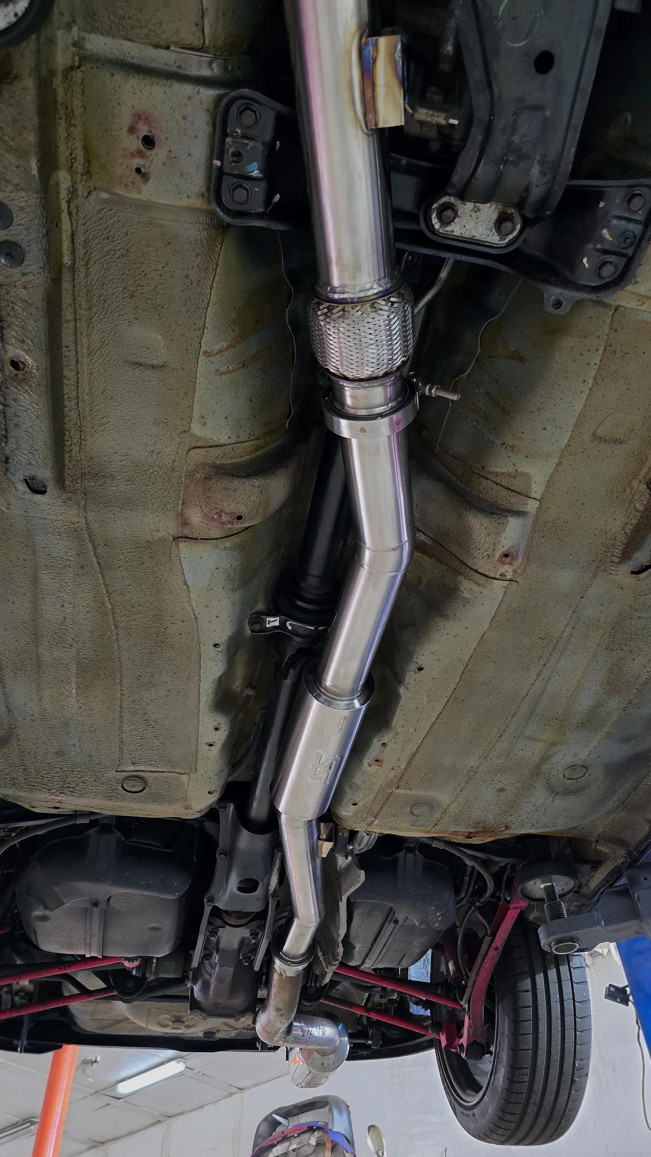 Приёмная труба (даунпайп) и средняя часть с резонатором — Subaru Impreza WRX STI · 1998–2000 · GC8. Фото 11