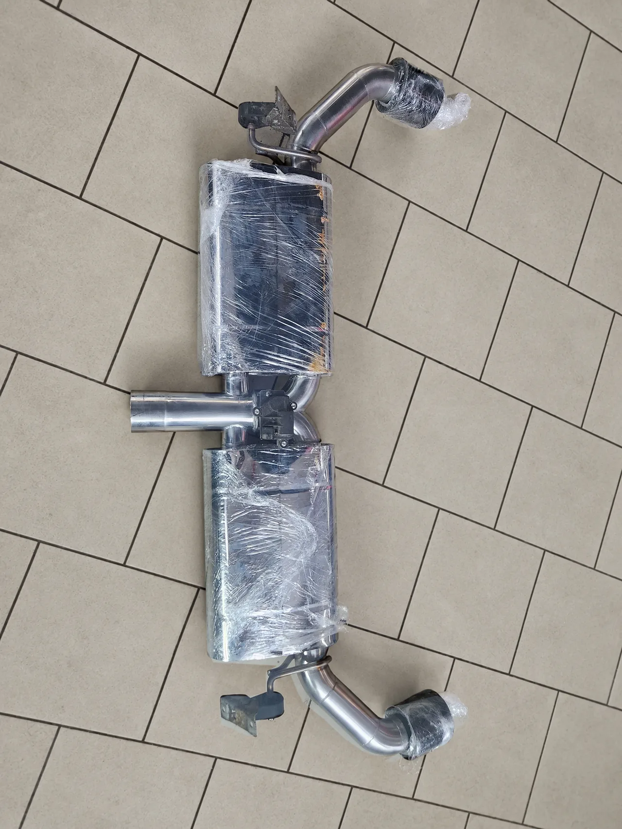 Приёмные трубы (даунпайпы) и задняя часть выхлопа с заслонками — BMW X5 · 2014–2018 · F15. Фото 2