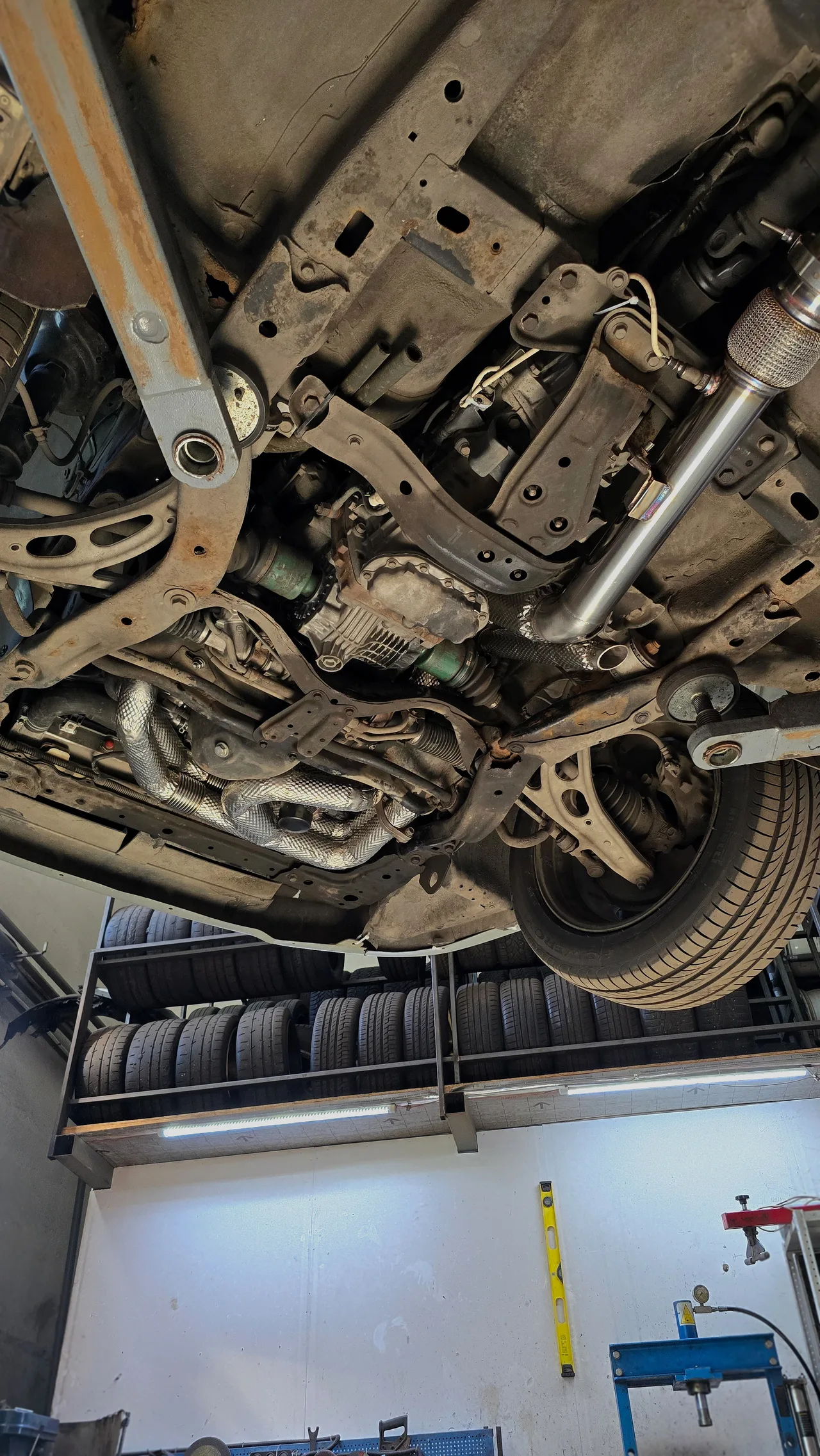 Коллектор, аппайп, приёмная труба (даунпайп) и Heatshield — Subaru Forester · 2002–2005 · SG. Фото 24
