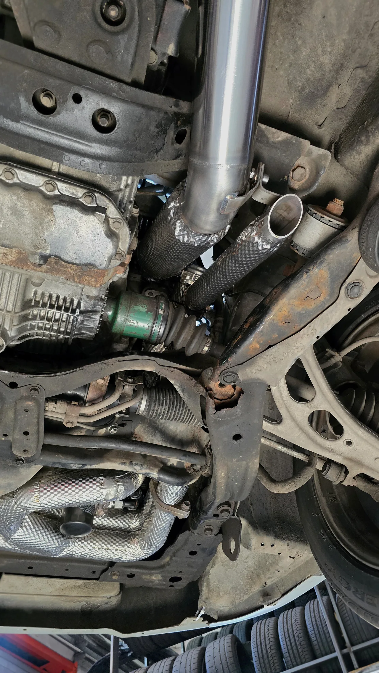 Коллектор, аппайп, приёмная труба (даунпайп) и Heatshield — Subaru Forester · 2002–2005 · SG. Фото 19