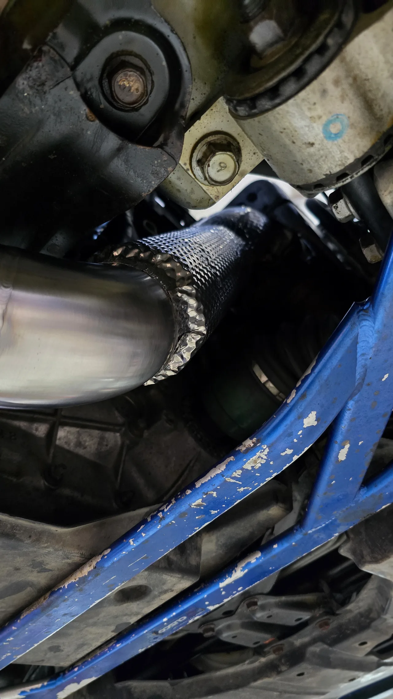Приёмная труба (даунпайп) и средняя часть с резонатором — Subaru Impreza WRX STI · 1998–2000 · GC8. Фото 8