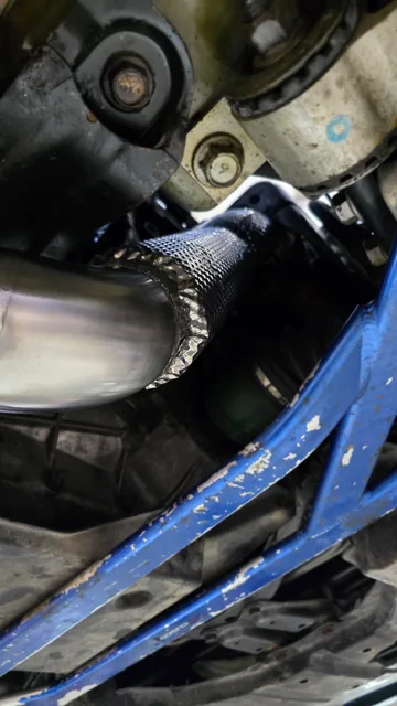 Установленный даунпайп OppoziteMax на Subaru. Термоизоляция Heatshield.