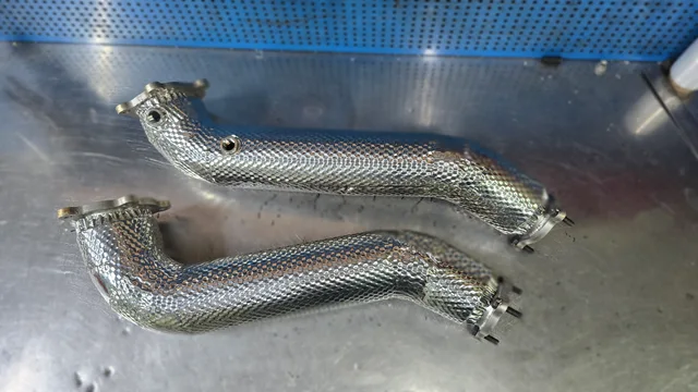 Даунпайпы OppoziteMax на Audi A8 в термоизоляции Heatshield.
