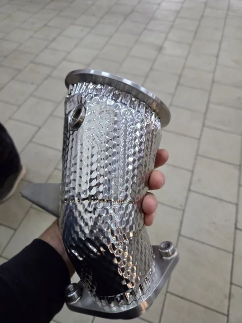 Даунпайп для Toyota GR Yaris стороннего производителя. Работа OppoziteMax — термоизоляция Heatshield.