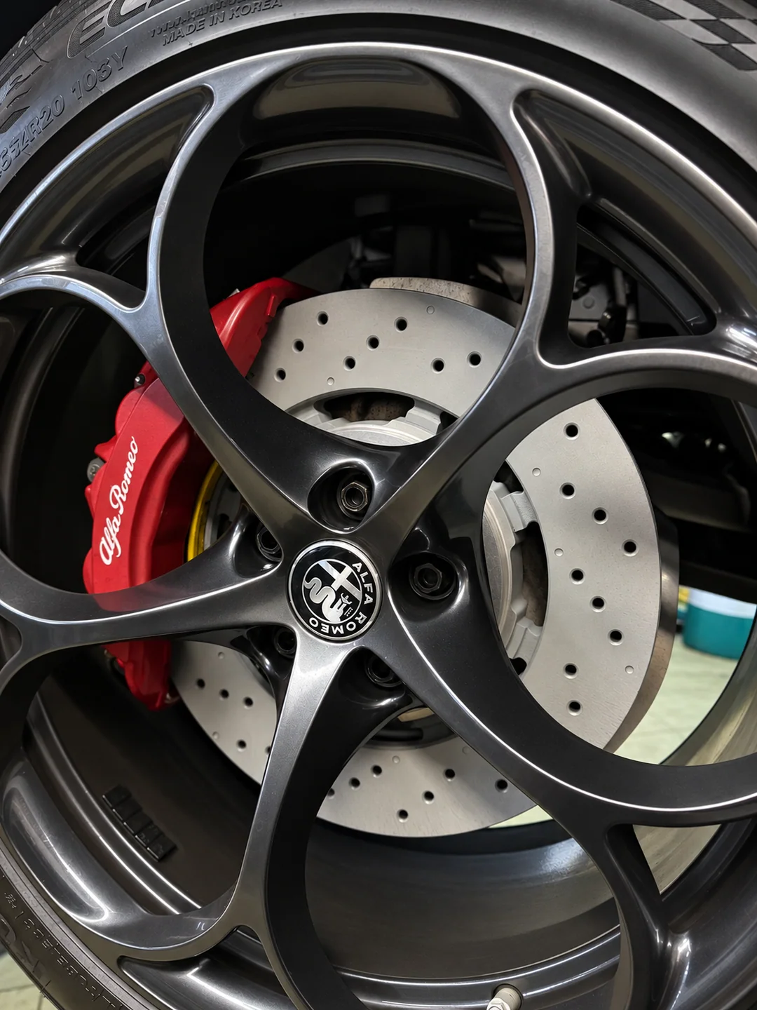 Тормозной механизм Alfa Romeo за колесным диском