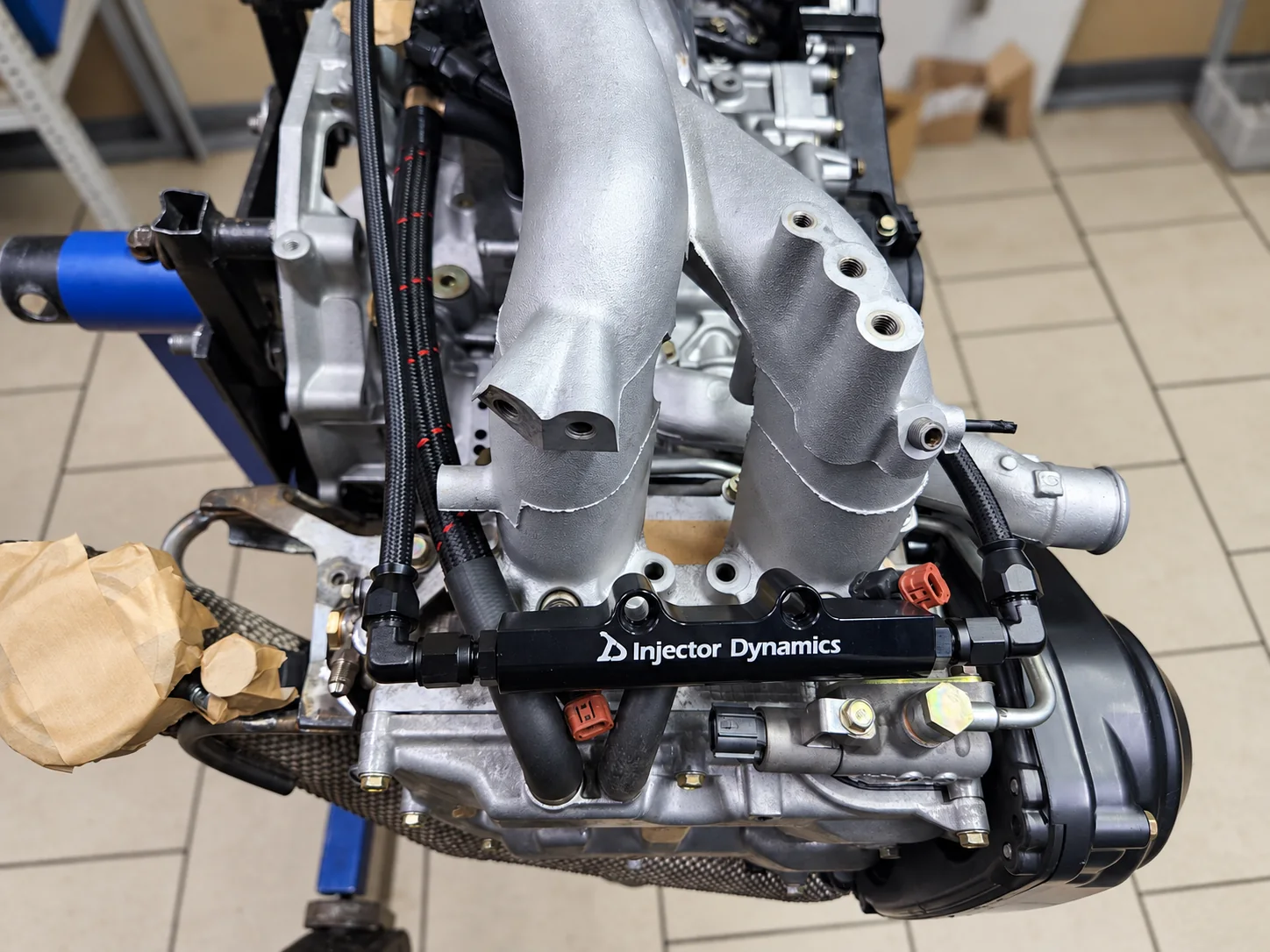 Примерка тюнинговых топливных рамп Injector Dynamics и модификация шлангов вентиляции картера