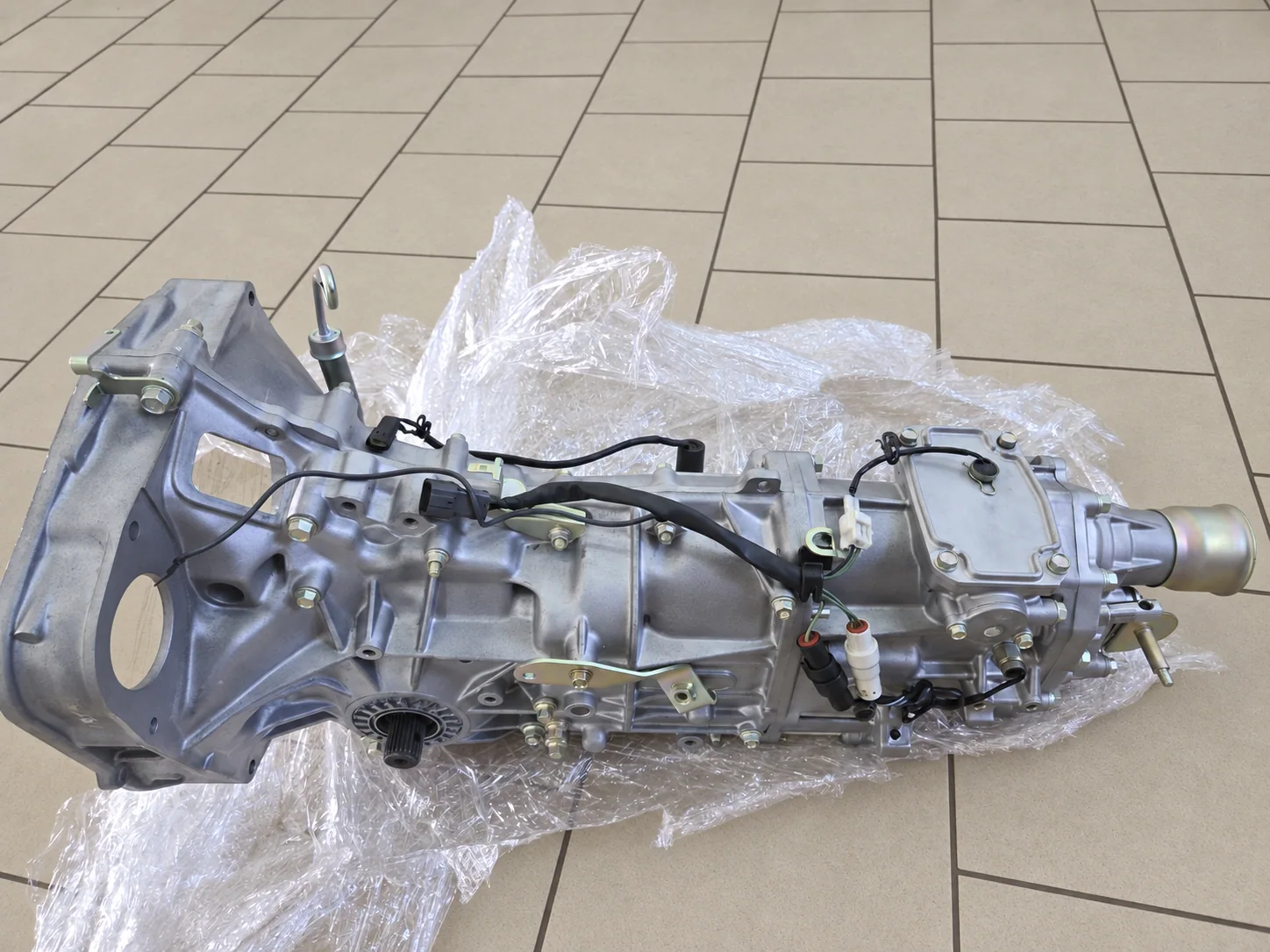 Пятиступенчатая МКПП Subaru Impreza WRX STI после восстановления, вид целиком